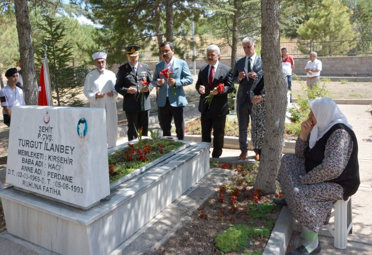 Şehitliklerde hüzünlü bayramlaşma