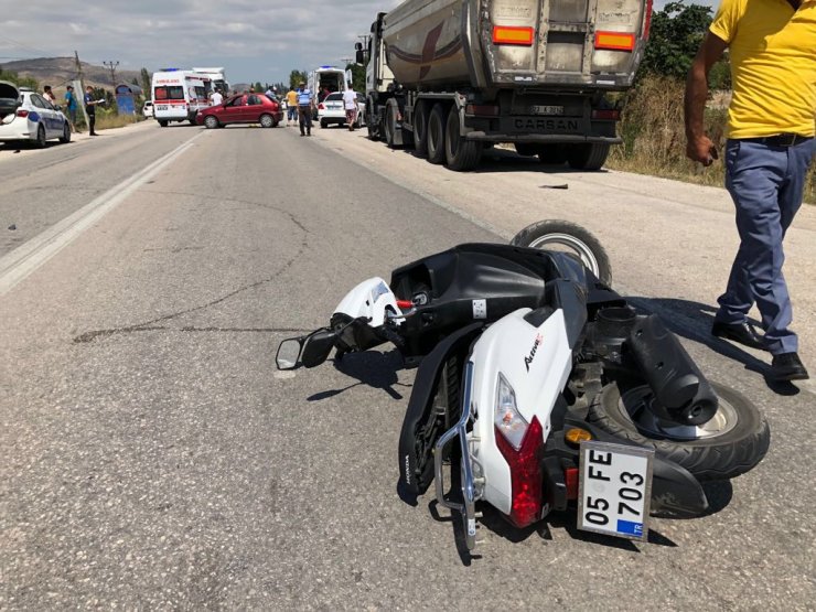 Motosikletle otomobil çarpıştı: 1 ölü, 1 yaralı