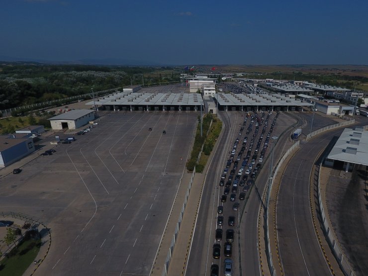 Sınır kapılarındaki kuyruklar devam ediyor