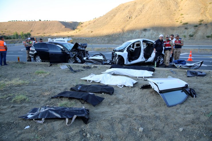 GÜNCELLEME 2 - Erzincan'da iki otomobil çarpıştı: 7 ölü, 3 yaralı