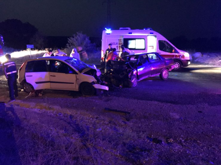 Uşak'ta otomobil park halindeki minibüse çarptı: 1 ölü, 2 yaralı