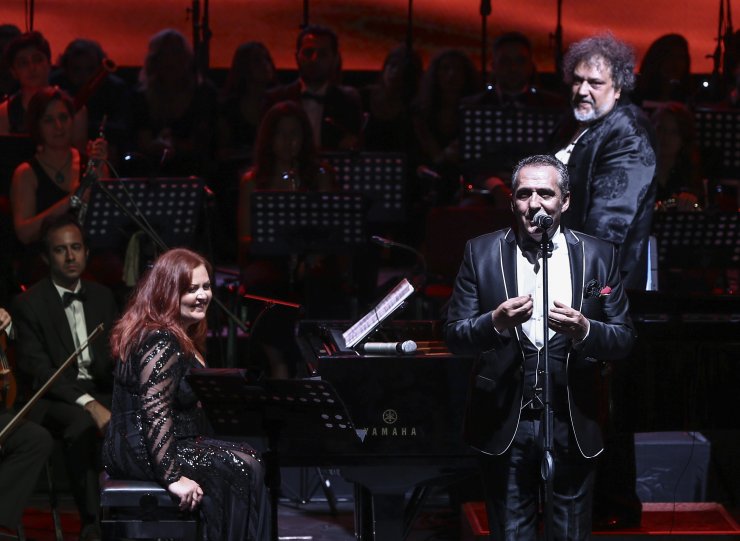 Yavuz Bingöl ile Mehveş Emeç, şehit aileleri yararına konser verdi