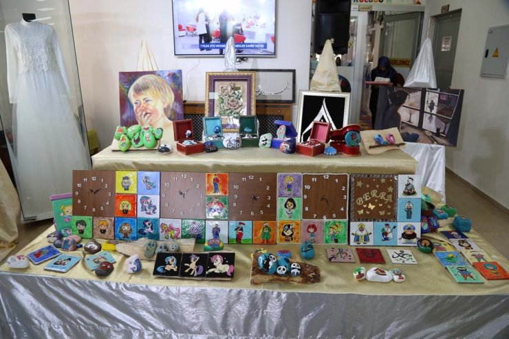 Minik kursiyerlerin eserleri görücüye çıktı