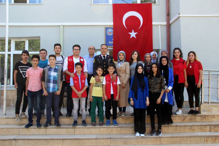 Suşehri'nde gençlerden Jandarma Komutanlığına ziyaret