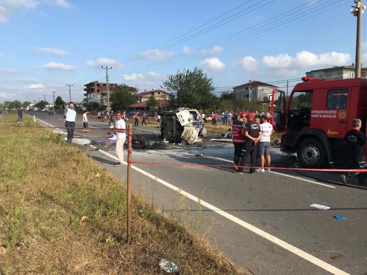 GÜNCELLEME 2 - Sakarya'da trafik kazası: 7 ölü, 2 yaralı