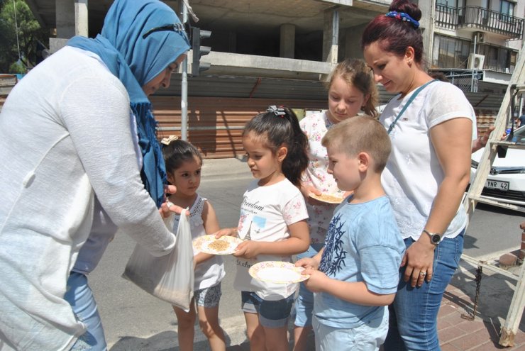 Şemsiyeyle korunan kumruya çocuk ilgisi