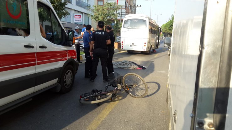 Midibüsün kadın bisiklet sürücüsüne çarpma anı kamerada