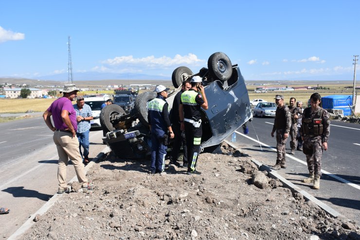 Kars'ta zırhlı polis aracı devrildi: 2 yaralı