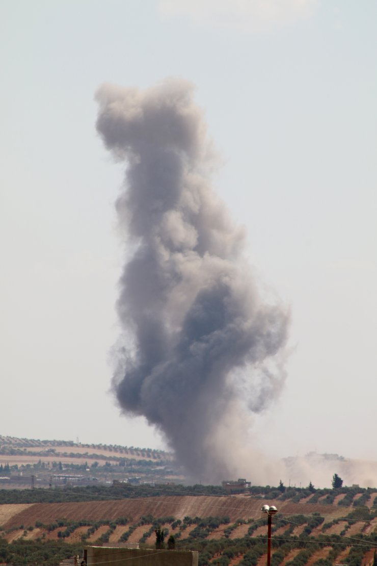 Suriye'nin İdlib ve Hama illerinde hava saldırıları sürüyor