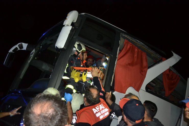 GÜNCELLEME - Polis refakatindeki düzensiz göçmenleri taşıyan otobüs devrildi: 41 yaralı