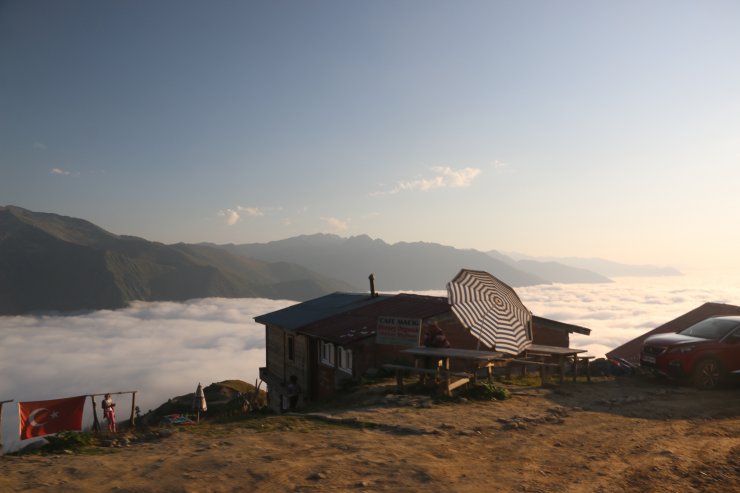 Kaçkarlar'daki sis bulutu ziyaretçilerini büyülüyor