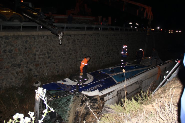 GÜNCELLEME - Afyonkarahisar'da yolcu otobüsü devrildi: 7 ölü, 28 yaralı
