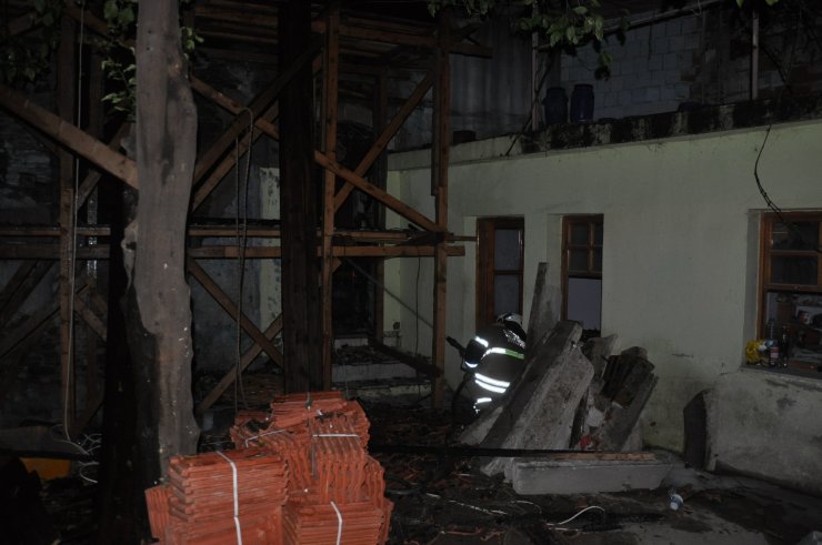 GÜNCELLEME - İzmir'de tarihi konak yandı