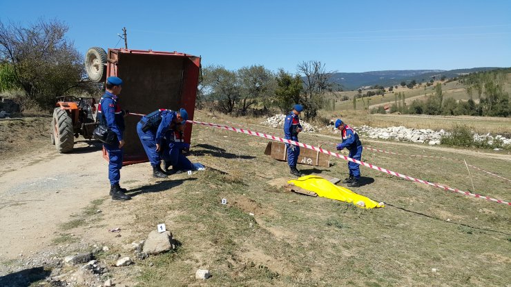 Kütahya'da traktör römorku devrildi: 2 ölü