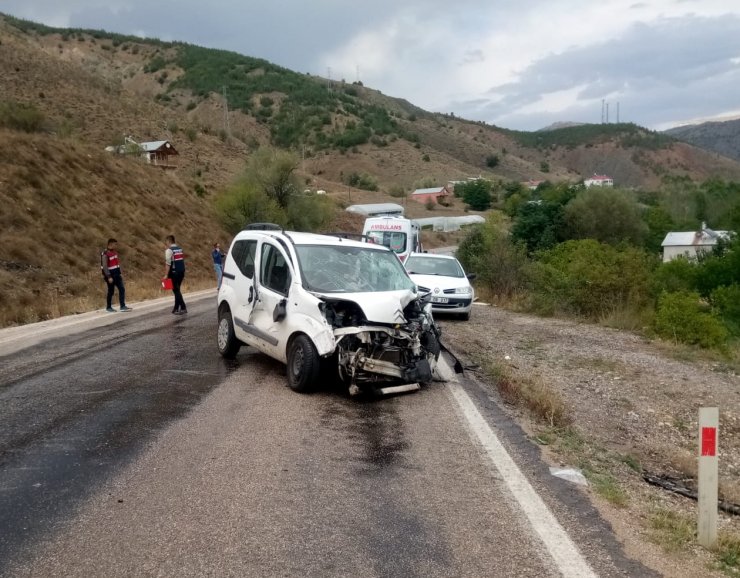 Gümüşhane'de hafif ticari araçla cip çarpıştı: 3 yaralı