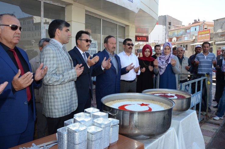 Sarıkaya Belediyesi aşure dağıttı
