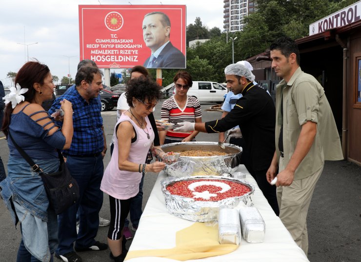 Polisten sürücü ve yolculara aşure ikramı