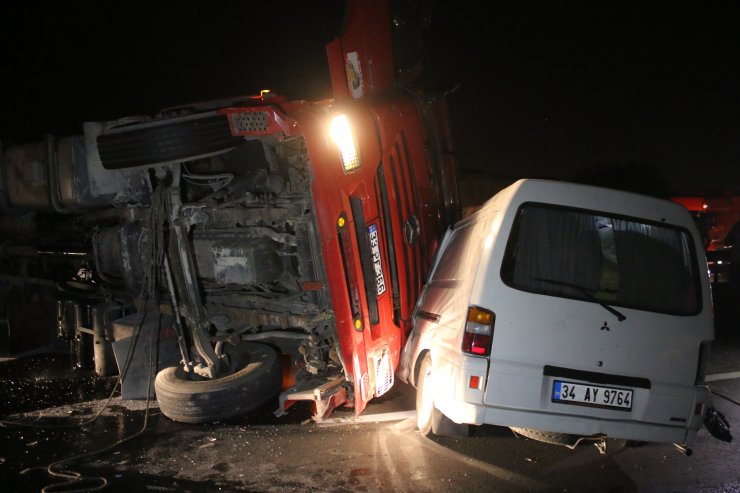 Sebze yüklü kamyonun minibüsün üzerine devrilmesi