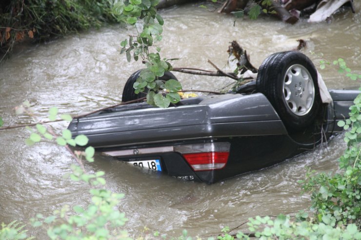 GÜNCELLEME - Dereye düşen otomobilin sürücüsü kayboldu