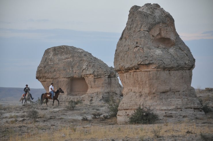 Bin yıllık ören yerinde at sırtında geziyorlar