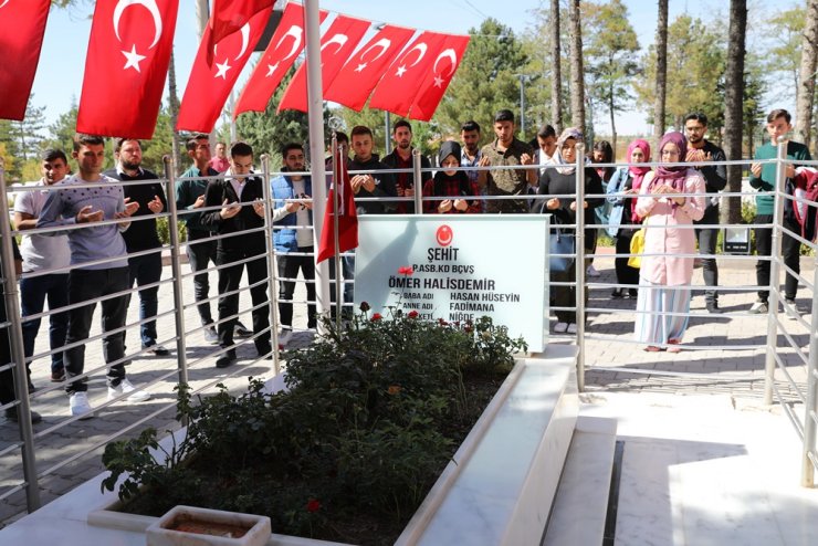 Öğrencilerden şehit Halisdemir'e ziyaret