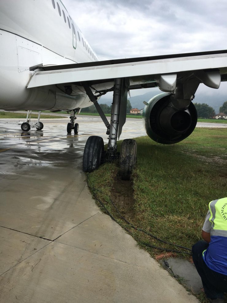 Yolcu uçağının tekerleği çamura saplandı