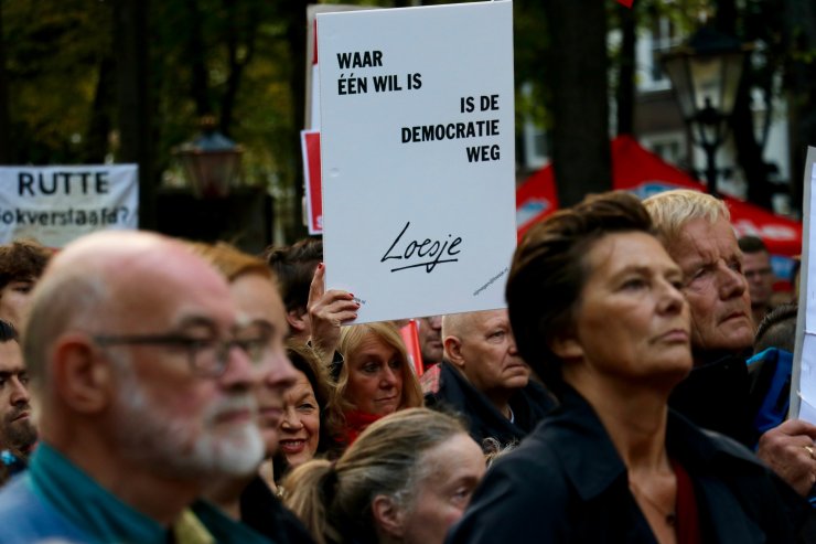 Hollanda'da kamu çalışanlarından hükümet karşıtı protesto
