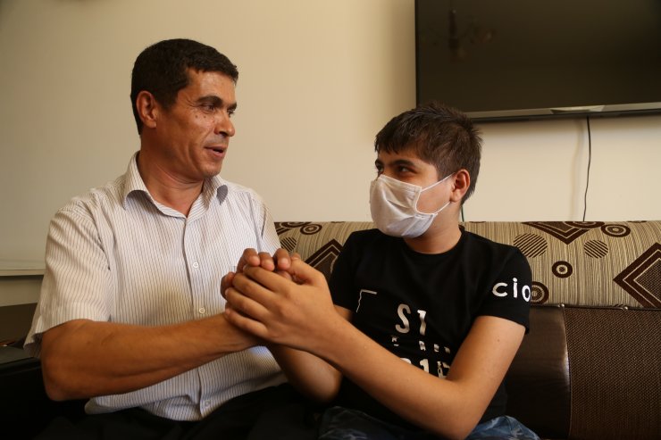 Babasının verdiği böbrekle yaşama tutundu