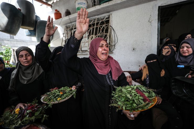 İsrail'in şehit ettiği Filistinli çocuk toprağa verildi
