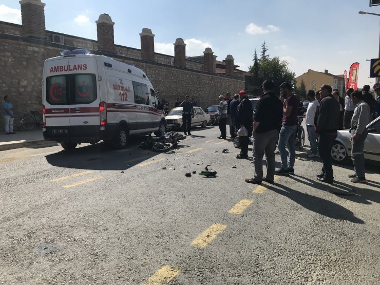 Motosikletle otomobil çarpıştı: 1 yaralı