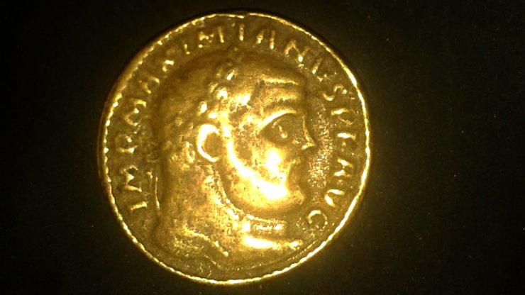 Altın sikkeleri çeyiz sandığına saklamışlar