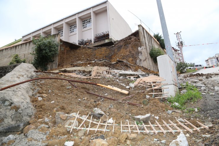 GÜNCELLEME - Ordu'daki sağanakta bir okulun bahçe duvarı yıkıldı