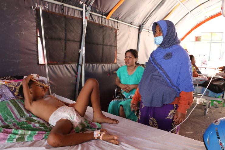 Endonezya'da elini kaybeden çocuk deprem şokunu atlatamadı