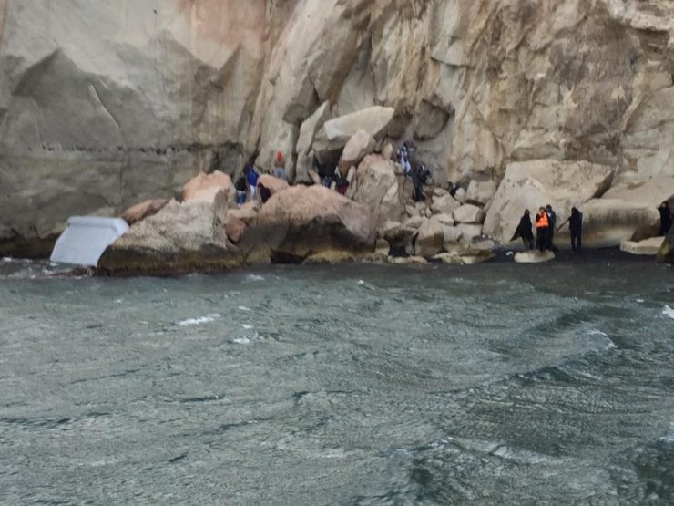 Kayalıklarda mahsur kalan düzensiz göçmenler kurtarıldı