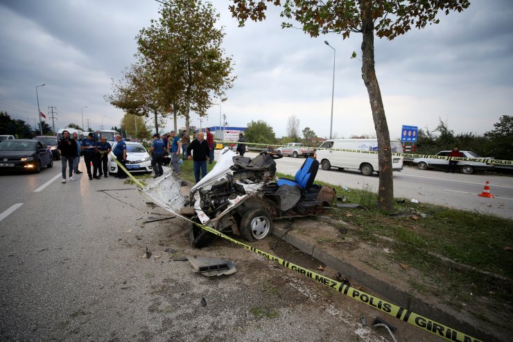 Ağaca çarpan otomobil ikiye bölündü: 1 ölü, 1 yaralı