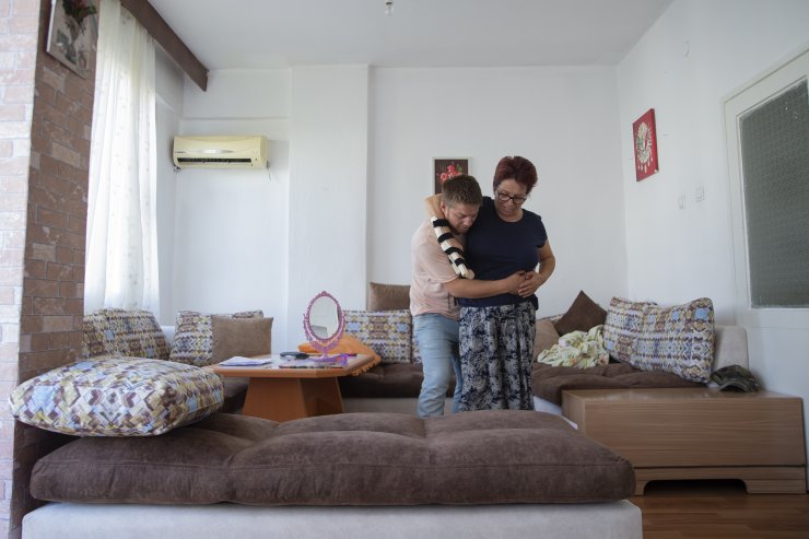 Annesine konuşmayı yeniden öğretiyor