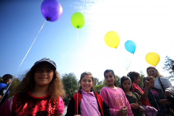 Rengarenk dilek balonlarını gökyüzüne bıraktılar