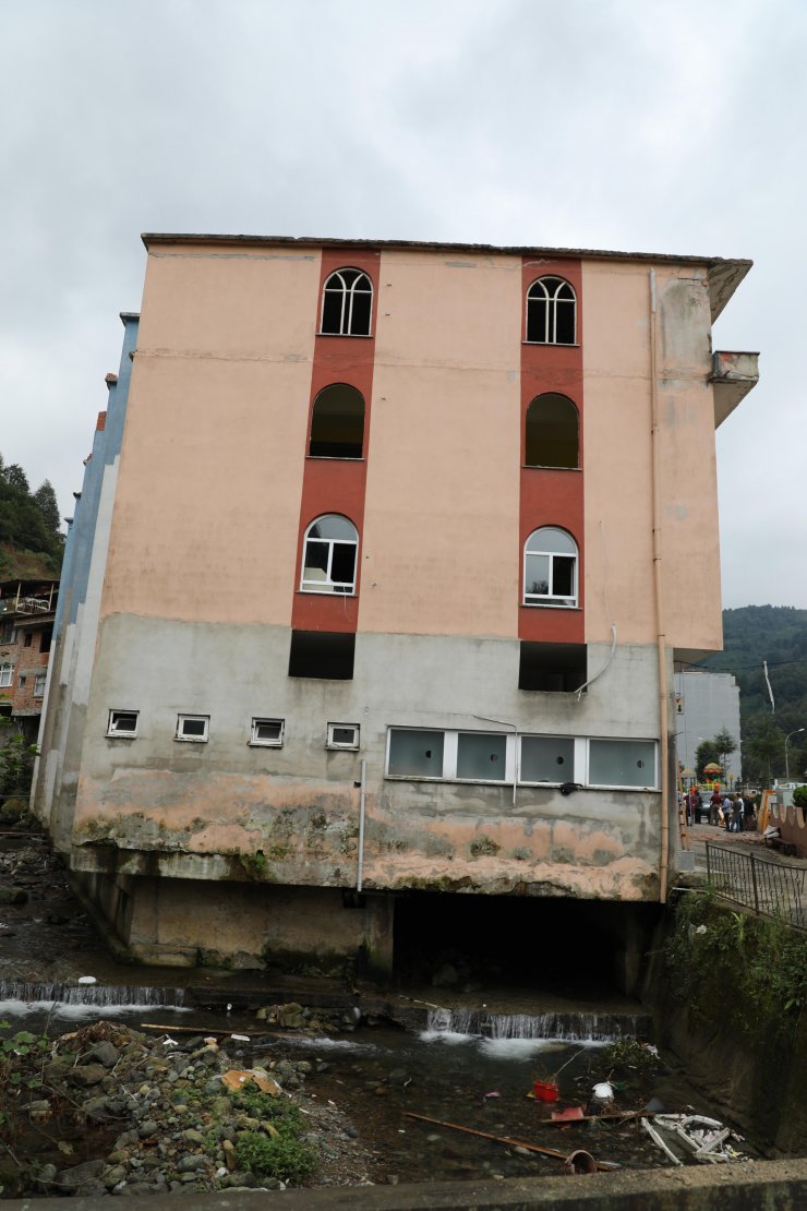 Rize'de altından dere geçen binanın yıkımına başlandı