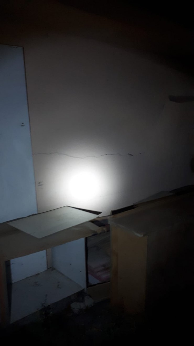 Bursa'da kolonunda çatlaklar oluşan 5 katlı binanın boşaltılması