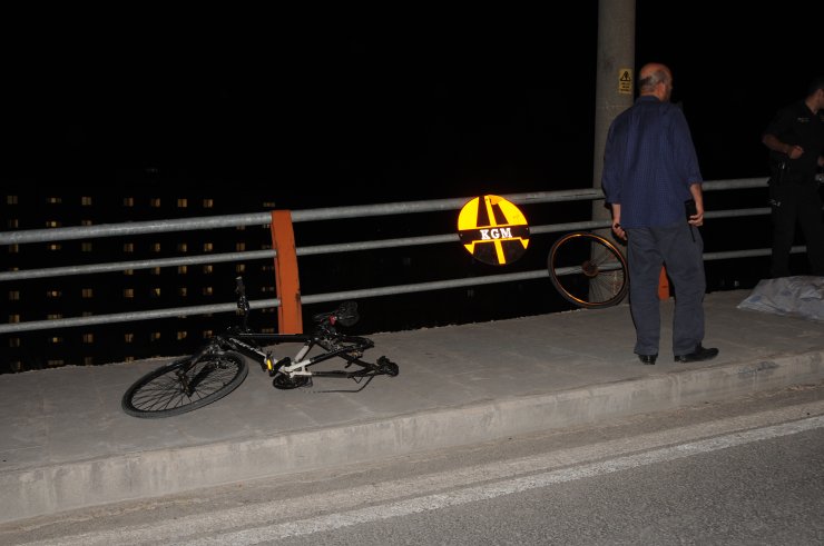 Mardin'de bariyerlere çarpan bisikletli hayatını kaybetti