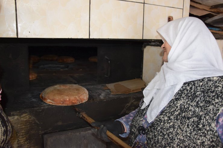 "Sultan Ana" somun ekmekle geçimini sağlıyor