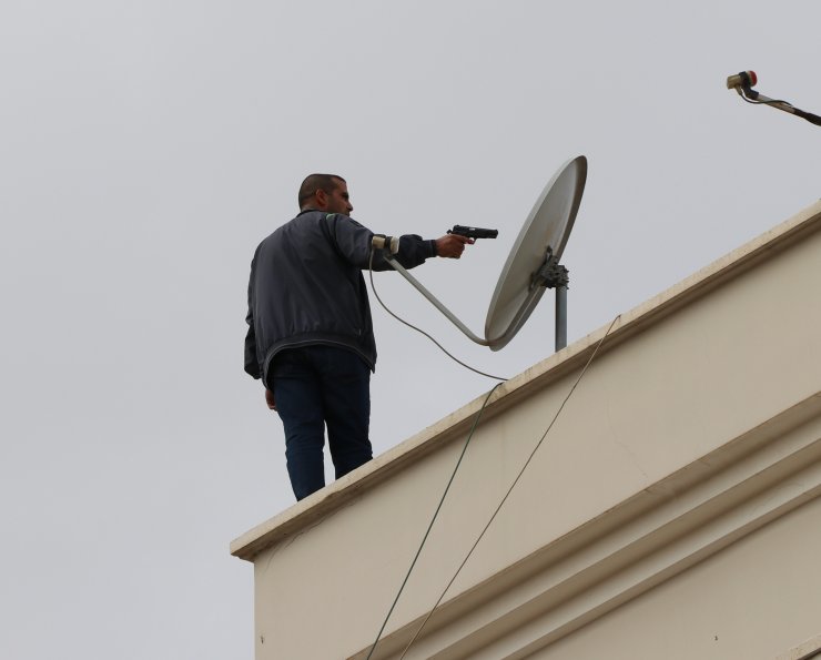 GÜNCELLEME - Çatıda havaya ateş açan kişiyi Vali Yardımcısı ikna etti