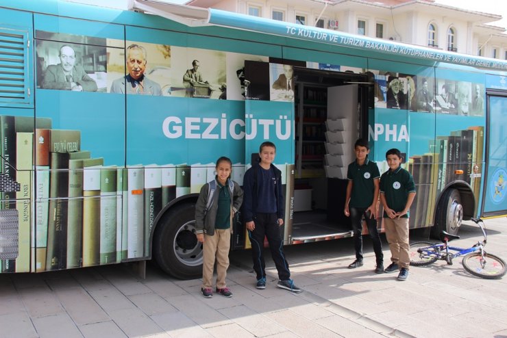 Eskil'de gezici kütüphane hizmete girdi