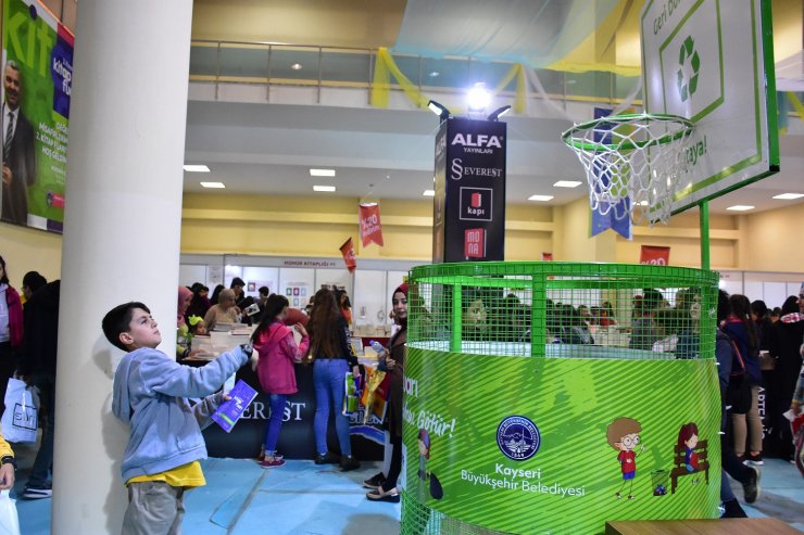 "Atık" getiren 8 bin 700 kişiye kitap hediye edildi