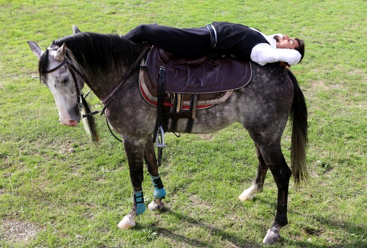 Cüneyt Arkın hayranlığı atlı akrobat yaptı