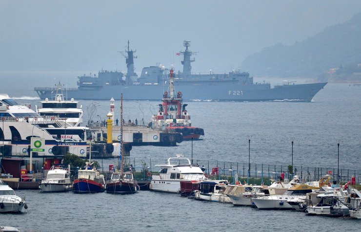 Romanya askeri gemisi Çanakkale Boğazı'ndan geçti