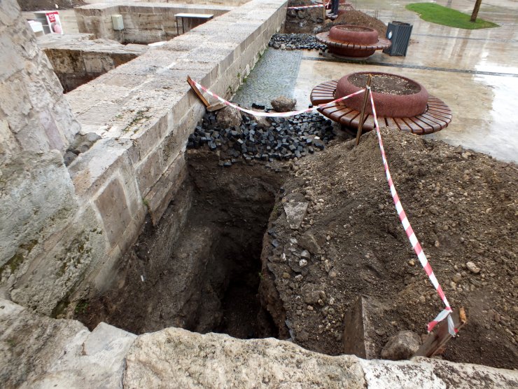 Tarihi meydanda "gizli geçit" heyecanı