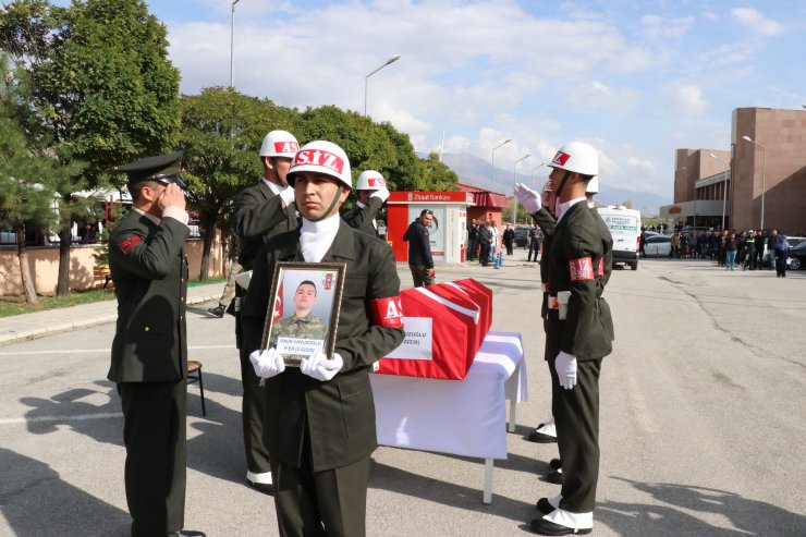 Vatani görevini yaparken hayatını kaybeden asker için tören