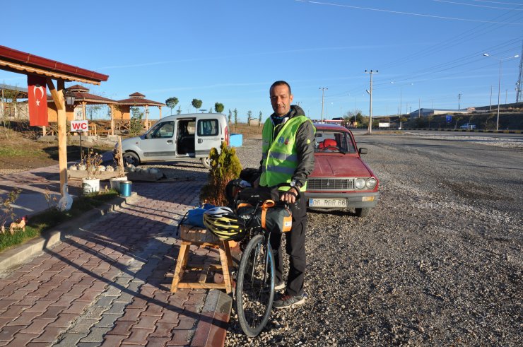 Toy kuşu için pedal çeviriyor