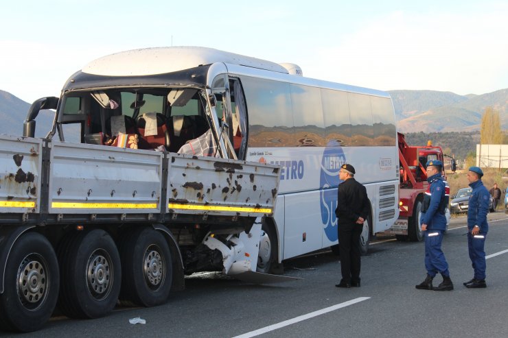 Kastamonu'da yolcu otobüsü tıra çarptı